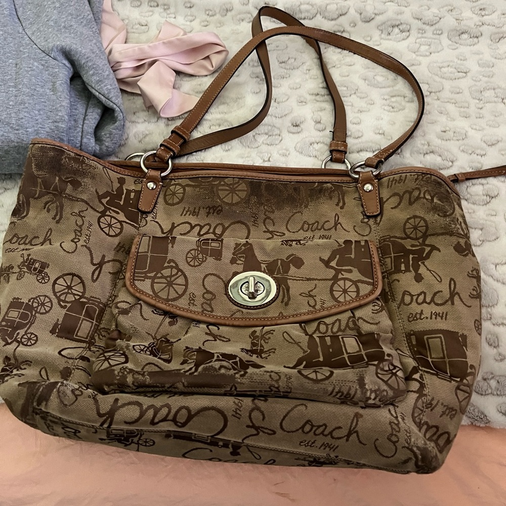 Super cute and big one of my favorite bags ever from coach!
